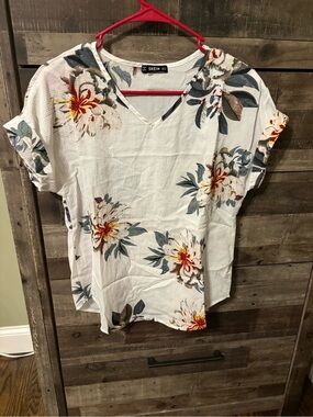 SHEIN White Floral V-Neck Short Sleeve Top